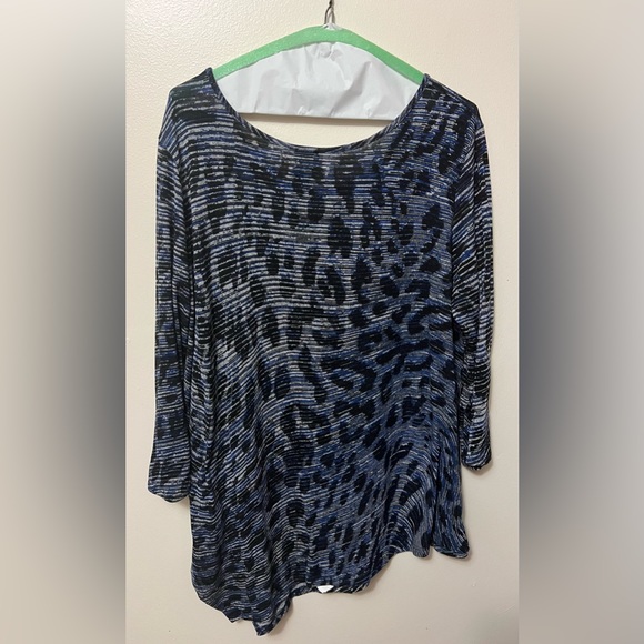 Blue and black, leopard print Ciara sun woo, women’s top size large. - Picture 2 of 3